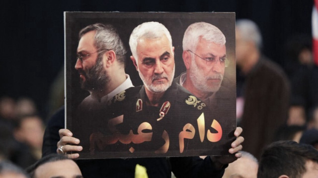 Portrait de Qassem Soleimani brandi par un partisan du Hezbollah, à Beyrouth, en janvier 2023.