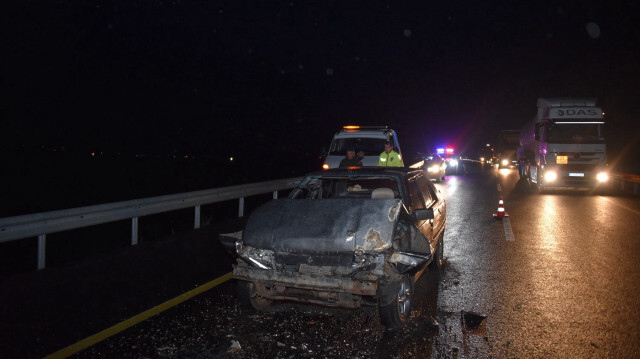 Kaza nedeniyle kontrollü olarak sağlanan trafik, otomobilin kaldırılmasının ardından normale döndü.