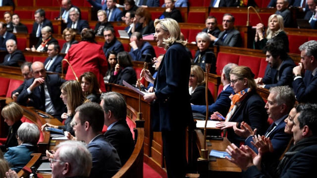 La présidente du parti RN, Marine Le Pen, lors d'une séance de questions au gouvernement à l'Assemblée nationale à Paris, le 5 décembre 2023.