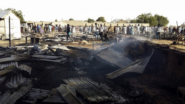 Les résidents du camp de Muna, près de Maiduguri, se rassemblent près du site d'une explosion, au Nigéria le 22 mars 2017.
