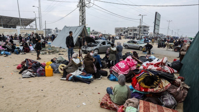 Les Palestiniens migrent vers les régions du sud, quittant Khan Yunis pour Rafah alors que les attaques israéliennes continuent à Gaza, le 05 décembre 2023.