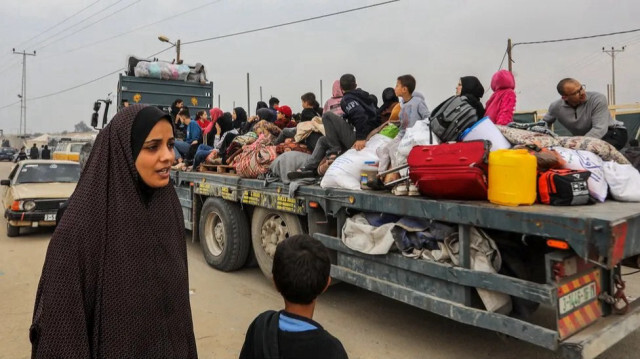 Люди уезжают из Хан-Юниса в Рафах после того, как израильские военные приказали людям уходить