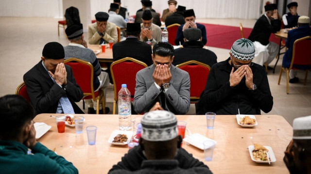 Des membres de la communauté musulmane britannique au moment de l'iftar.