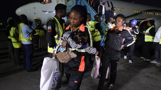 Une mère quitte un avion affrété qui a ramené les migrants de Libye à l'aéroport international Murtala Mohammed de Lagos, le 5 décembre 2017. (Archive)