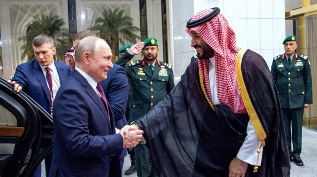 Le président russe, Vladimir Poutine accueilli par le prince héritier saoudien Mohammed ben Salmane à Riyad, le 6 décembre 2023.