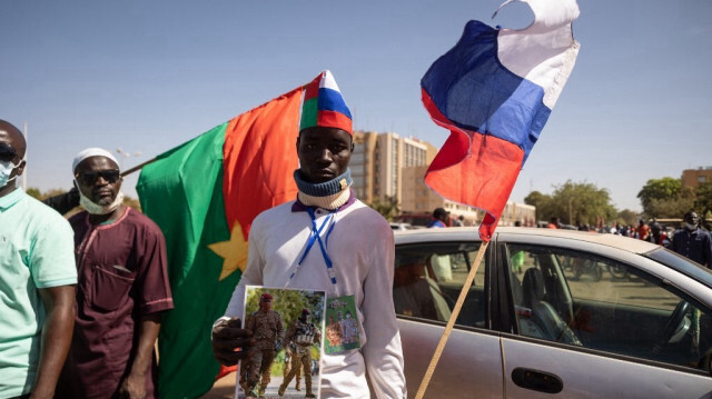 Un homme tient un drapeau russe lors d'une manifestation pour soutenir le capitaine président du Burkina Faso, Ibrahim Traore et pour exiger le départ de l'ambassadeur et des forces armées françaises, à Ouagadougou, le 20 janvier 2023.