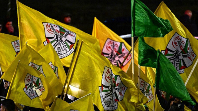 Les Palestiniens manifestaient avec des drapeaux à l'effigie du Fatah, à Ramallah, le 27 novembre 2023.