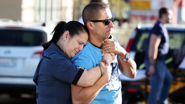 Les parents Mabel Fontanilla et Raul Villalonga enlacés après la fusillade sur le campus de l'Université de Nevada, Las Vegas, à Las Vegas, le 6 décembre 2023.