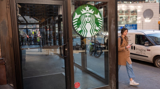 Un magasin Starbucks est presque vide dans l'East Village de New York.