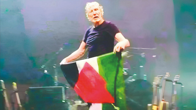 Roger Waters, İsrail katliamına tepki olarak bir konserinde Filistin bayrağı açmıştı.