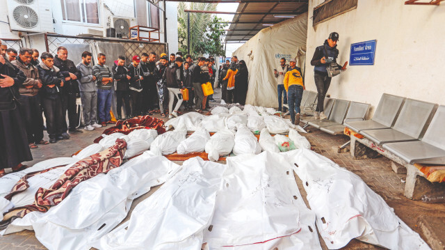 Filistin Kızılayı, kendilerine bağlı ambulansların kullandığı yakıtın sona erdiğini ve Gazze Şeridi’nin kuzeyindeki hastanelerin hizmet dışı kaldığını duyurdu. Açıklamada, bu durumda cenazelerin ve yaralıların taşınması ve diğer işlerin yapılmasının imkansız olduğuna dikkat çekildi.