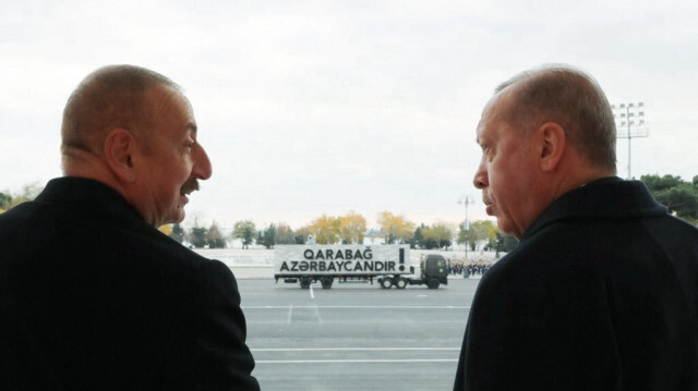 Le président azerbaïdjanais Ilham Aliev et son homologue turc Recep Tayyip Erdogan, lors d'un défilé militaire célébrant la victoire azerbaïdjanaise dans le Haut-Karabakh, le 10 décembre 2020.