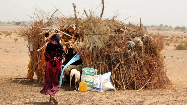 Les familles yéménites pauvres reçoivent des rations de farine et d'autres fournitures alimentaires de base comme le riz, l'huile et le sucre, d'organismes de bienfaisance de la province de Lahj, dans le sud du Yémen, le 29 mars 2022.