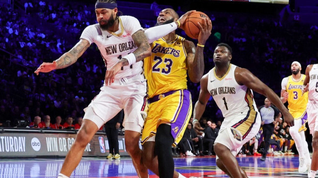 LeBron James #23 des Lakers de Los Angeles est victime d'une faute alors qu'il roule contre Brandon Ingram #14 des Pelicans de la Nouvelle-Orléans lors de la première mi-temps de la demi-finale Ouest du tournoi inaugural de la saison de la NBA au T-Mobile Arena le 07 décembre 2023 à Las Vegas, Nevada.