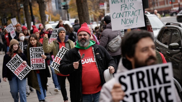 Les employés du Washington Post en grève de 24 heures devant le bâtiment du média américain, le 7 décembre 2023 à Washington, DC.