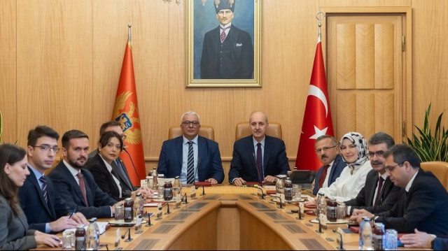 Le Président du parlement turc, Numan Kurtulmus (D) a reçu ce jeudi à Ankara son homologue monténégrin, Andrija Mandic (G), le 07 décembre 2023.