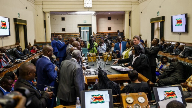 Les députés zimbabwéens nouvellement élus se préparent à prêter serment lors d'une cérémonie d'asserment au Parlement le 5 septembre 2018 à Harare, au Zimbabwe (archives).