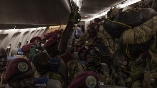 Des membres de la Force du Soudan du Sud de la Force régionale de la Communauté de l'Afrique de l'Est (EAC-RF) sont assis dans l'avion avant de quitter la République démocratique du Congo à l'aéroport de Goma, le 8 décembre 2023.