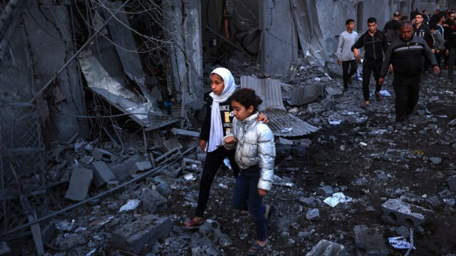 Des enfants Palestiniens au milieu des dégâts causés par les frappes de l'armée d'occupation israélienne à Rafah, dans le sud de la bande de Gaza, le 3 décembre 2023.