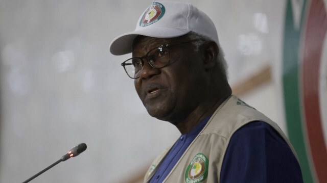 Le chef de la mission d'observation de la Communauté économique des États de l'Afrique de l'Ouest (CEDEAO) et ancien président de la Sierra Leone, Ernest Bai Koroma, lors d'une conférence de presse à Abuja, au Nigeria, le 27 février 2023 