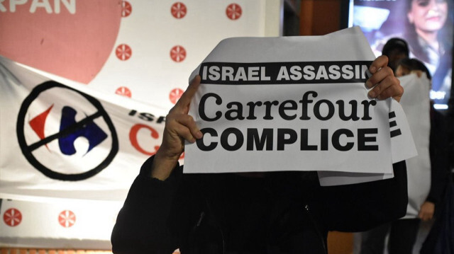 Des dizaines de personnes se sont rassemblées devant la porte du magasin Carrefour Purpan afin de dénoncer la complicité de la multinationale française avec l’occupation israélienne, le 10 novembre, à Toulouse.