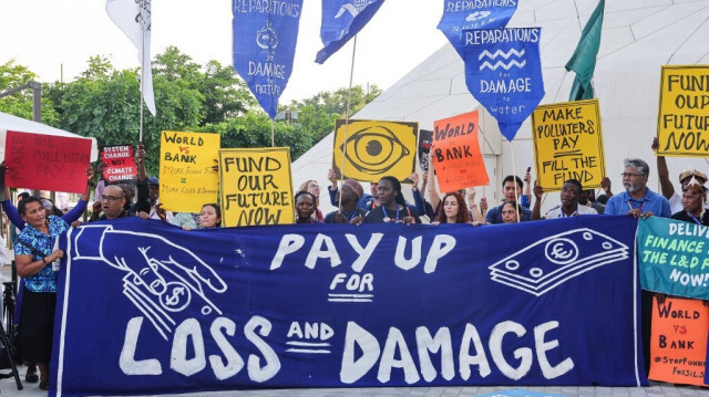 Des militants écologistes manifestant à Dubaï à l'occasion de la COP28, le 6 décembre 2023.