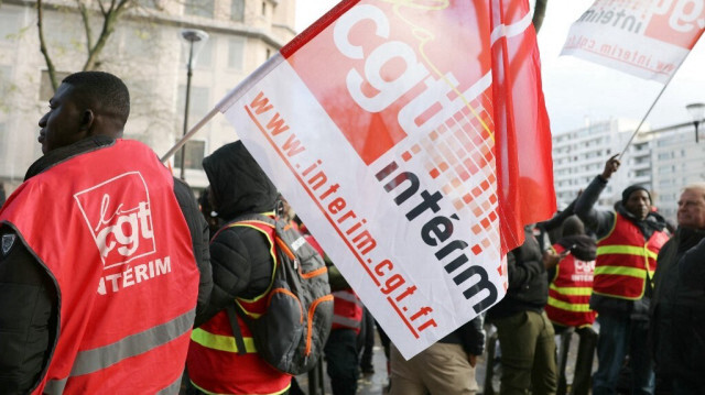 Des syndicalistes se sont rassemblés lors d'une manifestation organisée par la Confédération générale du travail (CGT) pour demander de meilleures conditions de travail à Paris, le 8 décembre 2023.