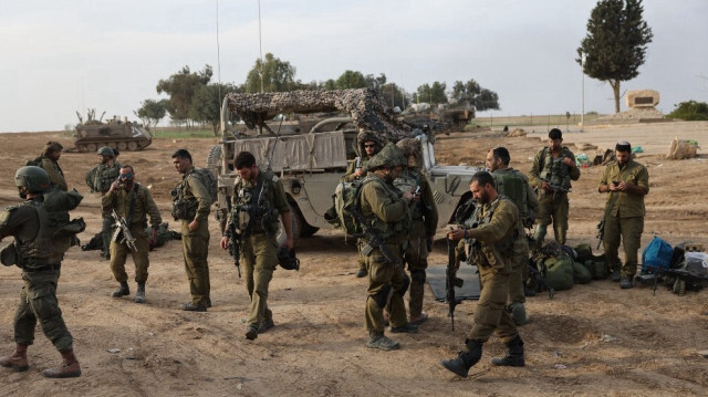 Soldats israéliens en position près de la frontière de Gaza, le 8 décembre 2023, alors que les combats se poursuivent entre Israël et la Palestine.