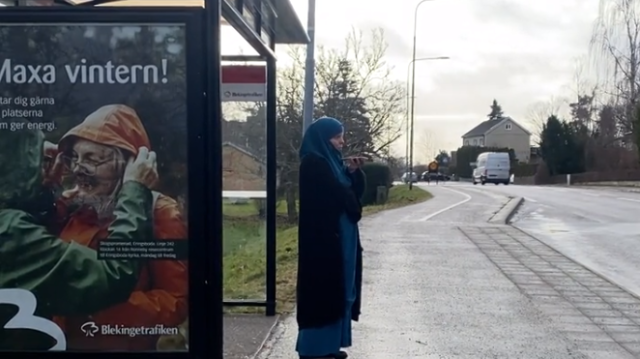 İsveç'te Kur'an-ı Kerim üzerine hakaretler yazıp otobüs durağına attılar.