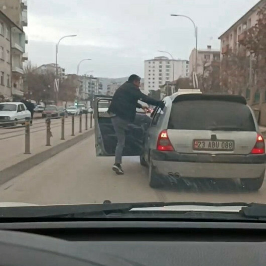 Elazığ’da seyir halindeki aracın sürücüsünü darp etti