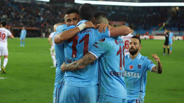Trabzonsporlu futbolcuların gol sevinci.