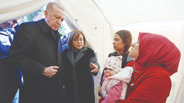 Cumhurbaşkanı Erdoğan, Gaziantep ve Osmaniye’de depremzedeleri ziyaret edip yardım faaliyetlerini inceledi.