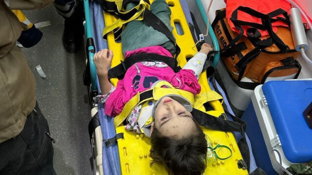 Hatay'da enkaz altında kalan baba ve beş yaşındaki kızı 90'ıncı saatte kurtarıldı.