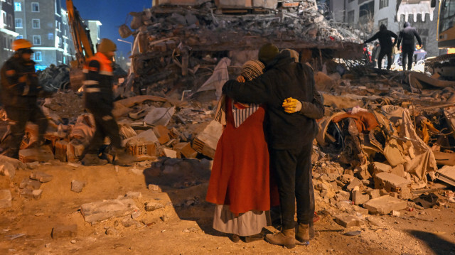 Adıyaman'da enkaz başında sevdiklerini bekleyen depremzedeler.