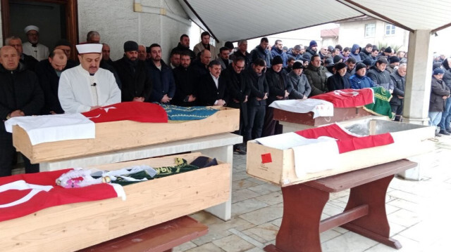 Kahramanmaraş'ta 5 kişilik aile enkaz altında kalıp hayatını kaybetti, tabutları yan yana dizildi.