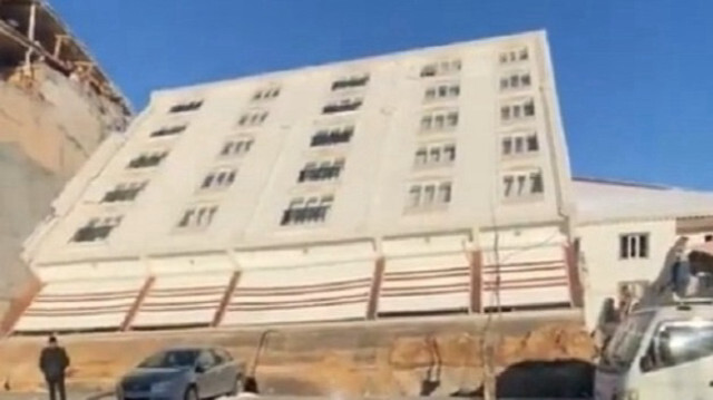 <p>Bina yan yattı, camları bile kırılmadı</p>