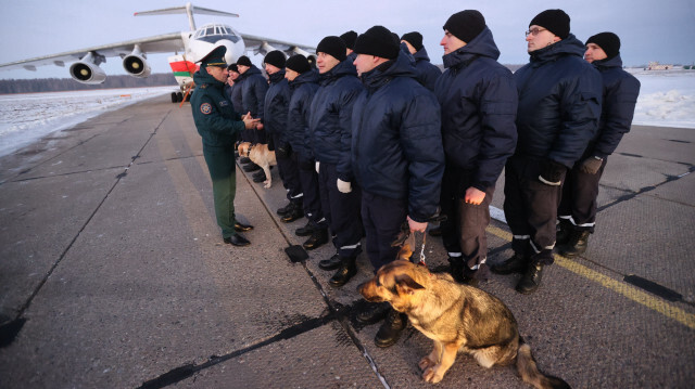 Des sauveteurs biélorusses et des chiens policiers avant leur départ de Minsk, en Biélorussie. Crédit photo: AGENCE ANADOLU