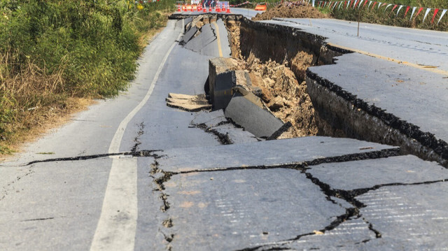 Kahramanmaraş'ta 7.7 büyüklüğünde deprem meydana geldi.