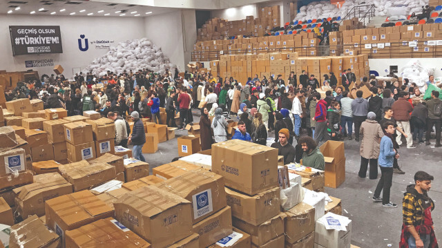 Belediyelerin yardım toplama merkezlerinde hummalı bir çalışma var. Gençler karınca gibi koşturuyor.