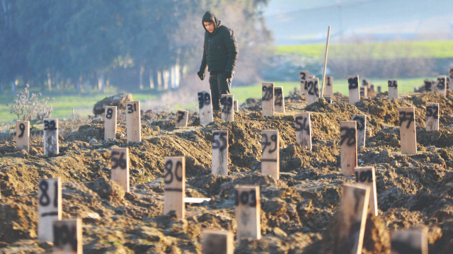 Cenazeler işlemlerin hızlı yapılabilmesi ve karışıklığı önlemek için mezar taşlarına isim yerine numara veriliyor.