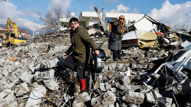 7,7 büyüklüğündeki deprem sonrası arama kurtarma çalışmaları sürüyor.