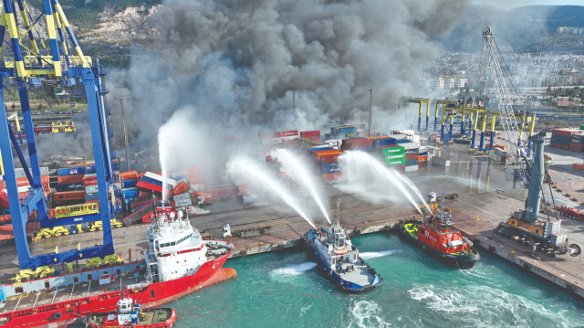 İskenderun Limanı’nda depremin ardından devrilen konteynerlerde çıkan yangın korkuya neden olmuştu. Yangın günlerce süren müdahalenin ardından söndürüldü ve soğutma işlemleri başladı.