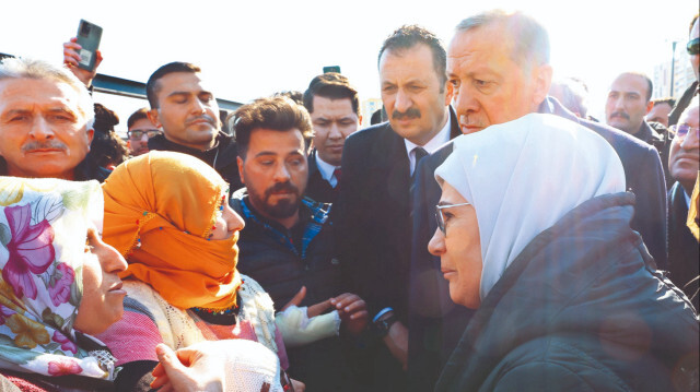 Diyarbakır ve Şanlıurfa’daki depremzedeleri ziyaret eden Cumhurbaşkanı Erdoğan, öğrenci yurtlarının depremzedelere tahsis edileceğini açıkladı.