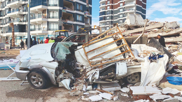 Deprem bölgesinde Otomobil enkazı.
