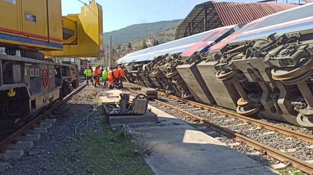 Depremin etkisiyle devrilen tren vagonlarının ve tahrip olan rayların görüntüsü dehşetin boyutunu bir kez daha gözler önüne serdi