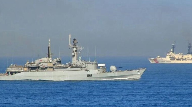 Pakistani paratroopers unfurl Turkish flag during naval exercise to show solidarity with quake victims