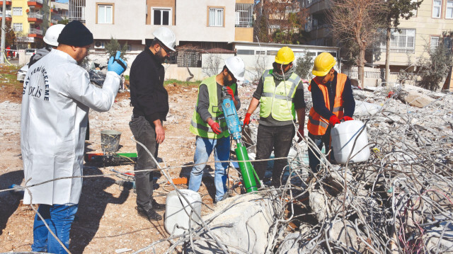 Ekiplerin enkazdan aldığı numuneler, analiz yapılmak üzere laboratuvara gönderildi.