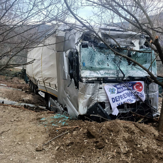 Malatya'ya yardım götüren TIR ağaçlara çarptı, sürücü yaralandı