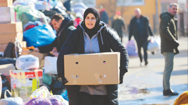 Bosna’nın başkenti Saraybosna’nın birçok noktasında kurulan yardım toplama merkezlerine depremzedeler için kışlık giysi, ısıtıcı, battaniye ve uyku tulumu yağıyor.