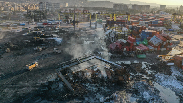İskenderun Limanı'ndaki yangında kullanılamaz hale gelen konteynerler kaldırılıyor.